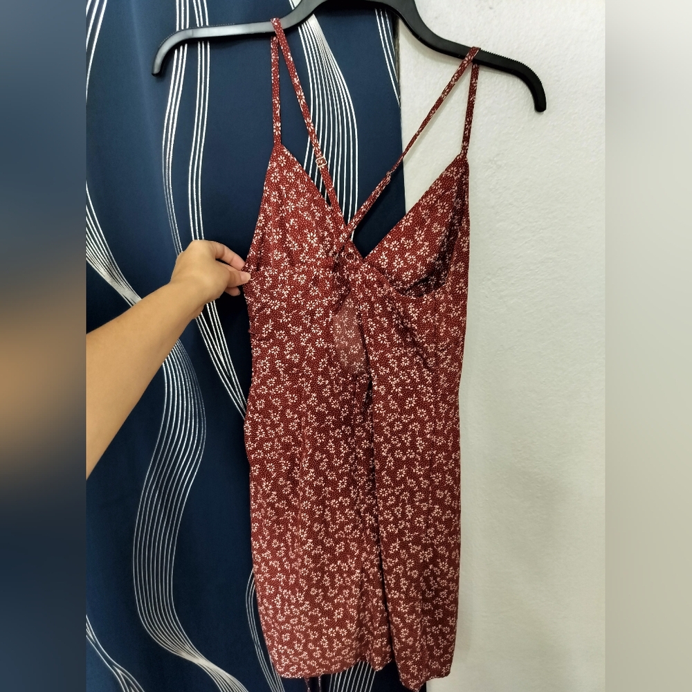 Red Floral Mini Dress Size Medium: M, 6 (V-Neck, Side Gathered, Zaful, Burgundy) - Picture 5 of 7
